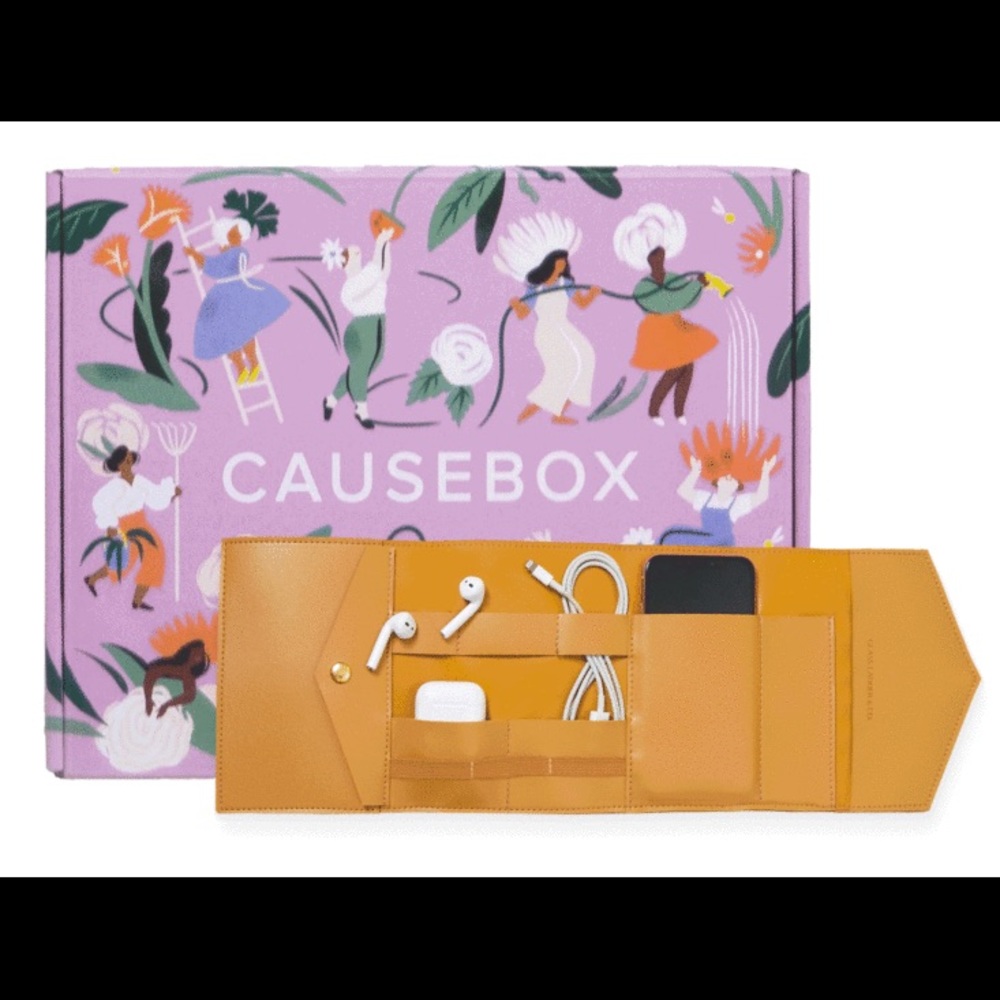 New in box Glass Ladder Co tech organizer